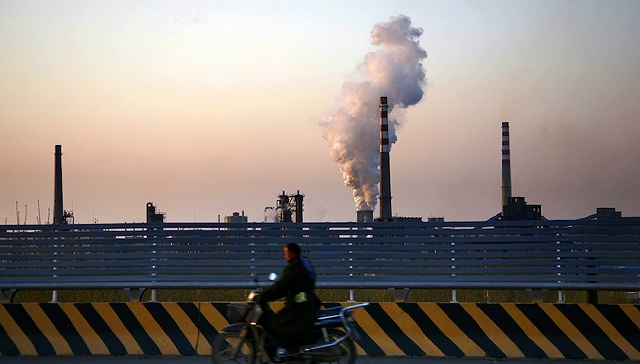 (资料图)2013年01月04日,山东省德州市,一家工厂在排放废气.